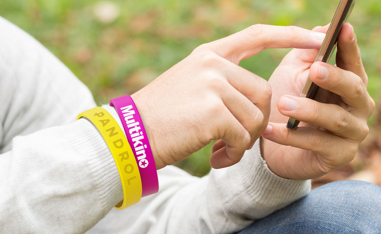 レヴォ - ロゴ入りオリジナル・シリコンリストバンド gallery thumbnail